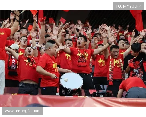 国足新星闪耀国际赛场助球队逆转取胜掀起球迷热烈讨论热潮