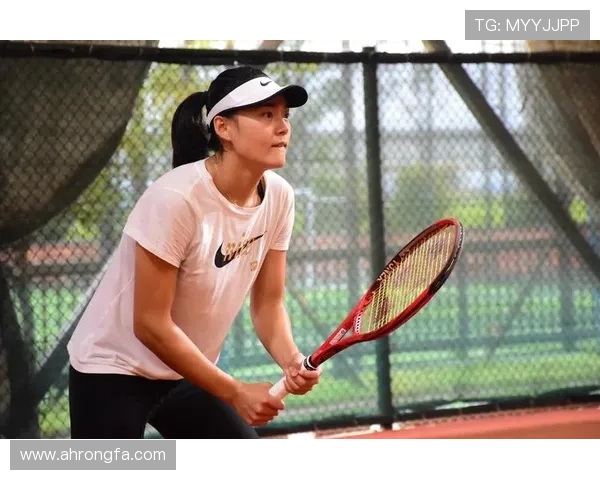 网球巨星赛场风云再起：新生代选手挑战传统霸主，赛事战况一触即发