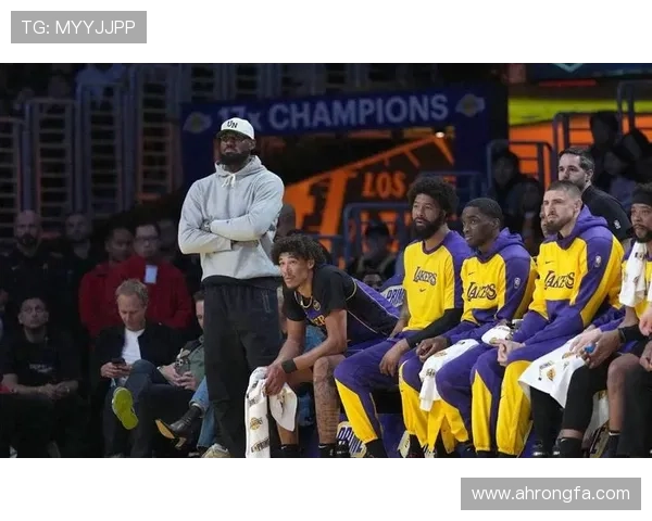 詹姆斯带领湖人强势反弹西部格局迎来新变数季后赛前景引发联盟关注